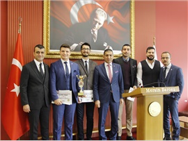 MERSİN BAROSU KADIN VE ERKEK VOLEYBOL TAKIMLARI’NDA KUPA SEVİNCİ