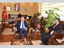 Baro Başkanımız Av. Ali ER ile Yönetim Kurulu Üyelerimiz, Mersin Valisi Sayın; Özdemir ÇAKACAK' ı makamında ziyaret ettiler.