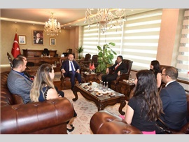 Baro Başkanımız Av. Ali ER ile Yönetim Kurulu Üyelerimiz, Mersin Valisi Sayın; Özdemir ÇAKACAK' ı makamında ziyaret ettiler.