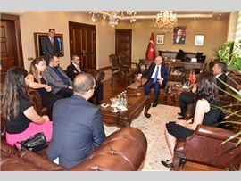 Baro Başkanımız Av. Ali ER ile Yönetim Kurulu Üyelerimiz, Mersin Valisi Sayın; Özdemir ÇAKACAK' ı makamında ziyaret ettiler.