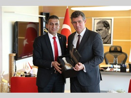 Baro Başkanımız Av. Ali ER, Yönetim Kurulu Üyelerimiz ile TBB Delegelerimiz; Birlik Başkanı Sayın; Av. Prof. Dr. Metin FEYZİOĞLU' nu ziyaret ettiler.  Ziyarette mesleğimizin sorunları ve Mersin Barosu Sosyal Tesisi hakkında fikir alışverişinde bulunuldu.