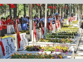 BARO BAŞKANIMIZ AV.ALİ ER, MERSİN VALİLİĞİ “15 TEMMUZ ŞEHİTLERİNİ ANMA, DEMOKRASİ VE MİLLİ BİRLİK GÜNÜ” PROGRAMI KAPSAMINDA ŞEHİTLİK ZİYARETİNDE BULUNDU.