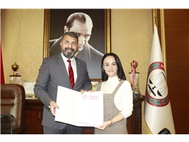 BAROMUZUN ÖNCEKİ AHM BAŞKANI AV. ELÇİN ÖZKAN YİĞİT’E TEŞEKKÜR PLAKETİ