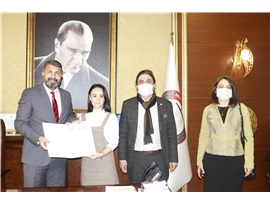 BAROMUZUN ÖNCEKİ AHM BAŞKANI AV. ELÇİN ÖZKAN YİĞİT’E TEŞEKKÜR PLAKETİ