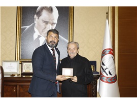 AV. ŞÜKRÜ BAKIR'A MESLEKTE 50. YIL PLAKETİ VERİLDİ