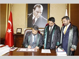AKP MERSİN İL BAŞKANI CESİM ERCİK YEMİN EDİP AVUKAT OLDU