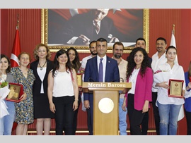 SİHİRLİ KÜRE TİYATRO OYUNUNUN EMEKTAR AVUKATLARINA PLAKET