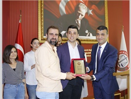 SİHİRLİ KÜRE TİYATRO OYUNUNUN EMEKTAR AVUKATLARINA PLAKET