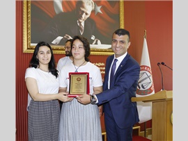 SİHİRLİ KÜRE TİYATRO OYUNUNUN EMEKTAR AVUKATLARINA PLAKET