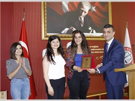 SİHİRLİ KÜRE TİYATRO OYUNUNUN EMEKTAR AVUKATLARINA PLAKET