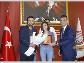 SİHİRLİ KÜRE TİYATRO OYUNUNUN EMEKTAR AVUKATLARINA PLAKET
