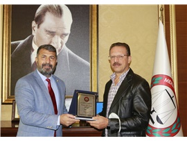 AV. MEHMET ALİ YENİLMEZ’E MESLEKTE 30. YIL PLAKETİ VERİLDİ