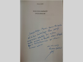 HÂKİM HAMZA ŞAHİN, 'SULH CEZA HAKİMLİĞİ UYGULAMALARI' KİTABINI KÜTÜPHANEMİZE HEDİYE ETTİ