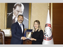 AV. NİLÜFER OBUZ’A MESLEKTE 25. YIL PLAKETİ VERİLDİ
