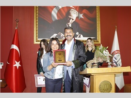 AV. FATMA DİNÇ’E MESLEKTE 30. YIL PLAKETİ VERİLDİ