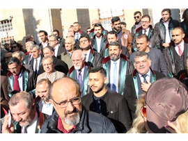 AVUKATLAR ADALET NÖBETİNİ BU KEZ ‘KADINA ŞİDDETE DUR’ DEMEK İÇİN TUTTU
