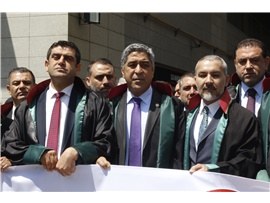 MERSİN BAROSU, TBB VE BARO BAŞKANLARINDAN, HAKLARINDA SORUŞTURMA BAŞLATILAN AVUKATLARA DESTEK
