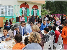 Engelliler haftası kapsamında   Gülnar Özel Yeni Hayat Rehabilitasyon  Merkezindeki çocuklar için şenlik düzenledi