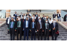 AVUKATLAR, DURUŞMADAN ATILMAKLA TEHDİT EDİLİNCE MAHKEME HEYETİNİN REDDİNİ TALEP ETTİ