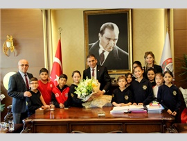 İÇEL KOLEJİ ÖĞRENCİLERİ BAŞKANIMIZI ZİYARET ETTİLER