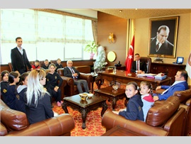 İÇEL KOLEJİ ÖĞRENCİLERİ BAŞKANIMIZI ZİYARET ETTİLER