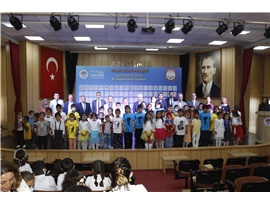 ÇOCUKLARA DİLEK AĞACINDAKİ HEDİYELER TAKDİM EDİLDİ