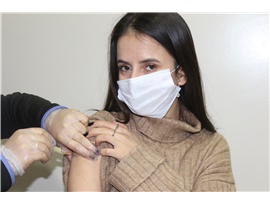 MERSİN BAROSU’NDAN HPV AŞI BURSU: 6 ÖĞRENCİNİN İLK DOZ AŞISI YAPILDI