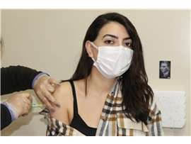 MERSİN BAROSU’NDAN HPV AŞI BURSU: 6 ÖĞRENCİNİN İLK DOZ AŞISI YAPILDI