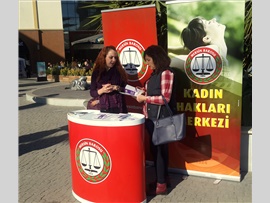 25 Kasım Kadına şiddeti önleme haftası nedeniyle, Form AVM girişinde stant kuruldu.