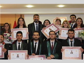 STAJINI TAMAMLAYAN 28 AVUKAT CÜBBE GİYİP RUHSAT ALDI