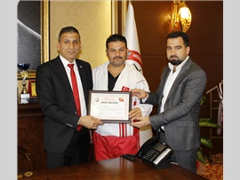 MUAY THAI DÜNYA İKİNCİSİ TARKAN KÖYMEN, BARO BAŞKANIMIZ AV. ALİ ER’İ ZİYARET ETTİ