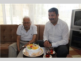 ASIRLIK ÇINARIMIZ , ÖNCEKİ DÖNEM BARO BAŞKANIMIZ VE ÜSTADIMIZ SAYIN AV. H. ŞİNASİ DEVELİ NİN 100. YAŞINI KUTLADIK. KENDİSİNE SAĞLIKLI GÜNLER DİLİYORUZ.
