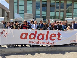 BARO BAŞKANLARIMIZ HUKUKSUZ YARGILAMALAR İÇİN ADALET NÖBETİ TUTTU