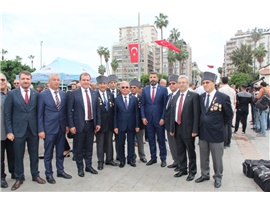 CUMHURİYET BAYRAMI NEDENİYLE ATATÜRK ANITINA ÇELENK SUNULDU