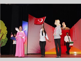 MERSİN BAROSU AVUKATLARI, ÇOCUKLAR İÇİN SAHNEYE ÇIKTI