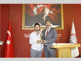 AV. MAHMUT KAPLAN’A MASA TENİSİ TURNUVASI BİRİNCİLİK KUPASI VERİLDİ