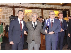 AVUKATLIK MESLEĞİNİN DUAYENLERİNE PLAKET TAKDİM EDİLDİ