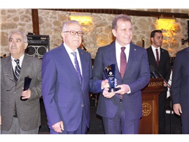 AVUKATLIK MESLEĞİNİN DUAYENLERİNE PLAKET TAKDİM EDİLDİ