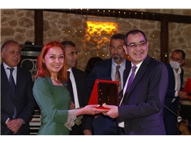 AVUKATLIK MESLEĞİNİN DUAYENLERİNE PLAKET TAKDİM EDİLDİ
