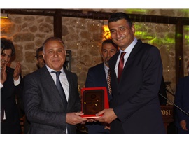 AVUKATLIK MESLEĞİNİN DUAYENLERİNE PLAKET TAKDİM EDİLDİ