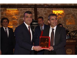 AVUKATLIK MESLEĞİNİN DUAYENLERİNE PLAKET TAKDİM EDİLDİ