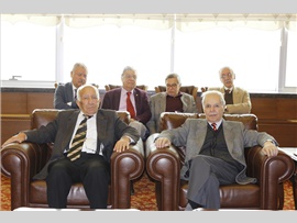 AVUKAT ŞİNASİ DEVELİ’YE MESLEKTE 71. YIL PLAKETİ VERİLDİ