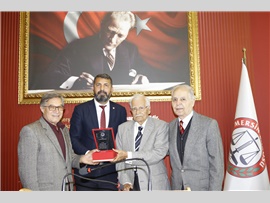 AVUKAT ŞİNASİ DEVELİ’YE MESLEKTE 71. YIL PLAKETİ VERİLDİ