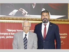 AVUKAT ŞİNASİ DEVELİ’YE MESLEKTE 71. YIL PLAKETİ VERİLDİ
