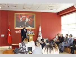AVUKAT ŞİNASİ DEVELİ’YE MESLEKTE 71. YIL PLAKETİ VERİLDİ