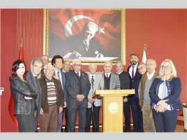 AVUKAT ŞİNASİ DEVELİ’YE MESLEKTE 71. YIL PLAKETİ VERİLDİ