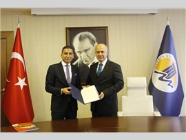 MERSİN BAROSU’NDAN BİR İLK !  MERSİN BAROSU VE MERSİN ÜNİVERSİTESİ BİLİMSEL, SOSYAL VE EĞİTSEL FAALİYETLER İÇİN İŞBİRLİĞİ PROTOKOLÜ İMZALADI