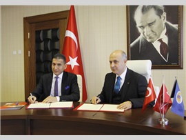 MERSİN BAROSU’NDAN BİR İLK !  MERSİN BAROSU VE MERSİN ÜNİVERSİTESİ BİLİMSEL, SOSYAL VE EĞİTSEL FAALİYETLER İÇİN İŞBİRLİĞİ PROTOKOLÜ İMZALADI