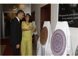 AV. MELİKE KIZILAY’IN DOT MANDALA SERGİSİ MERSİN BAROSU’NDA AÇILDI