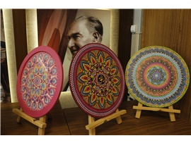 AV. MELİKE KIZILAY’IN DOT MANDALA SERGİSİ MERSİN BAROSU’NDA AÇILDI
